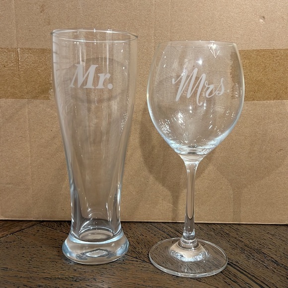 Mr & Mrs wedding glasses - Picture 2 of 3